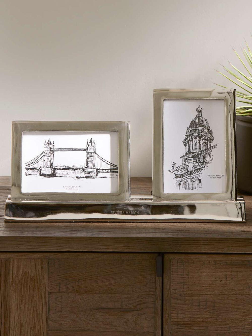 RM Double Bilderrahmen in Silber von Rivièra Maison auf einem Sideboard dekoriert.