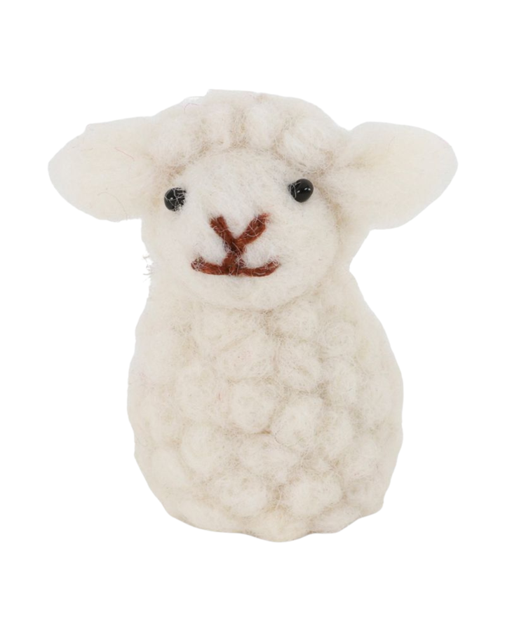 Sitzender Schaf-Filzanhänger von Gry & Sif in Cremeweiß mit weicher, wolkiger Filzstruktur, freigestellt vor weißem Hintergrund.