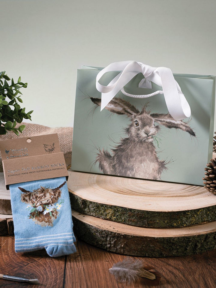 Socken und Geschenkverpackung mit Longhorn-Motiv von Wrendale Designs.