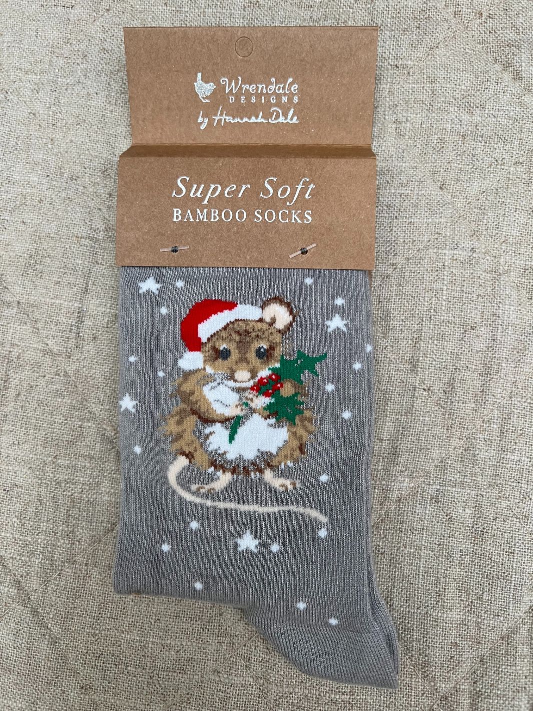 Socken mit einer Weihnachtsmaus drauf von Wrendale Designs