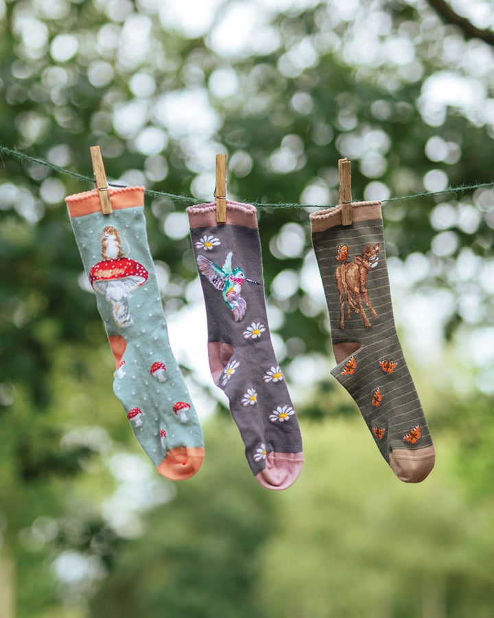 Socken mit verschiedenen Motiven wie Maus, Kolibri und Kalb von Wrendale Designs.