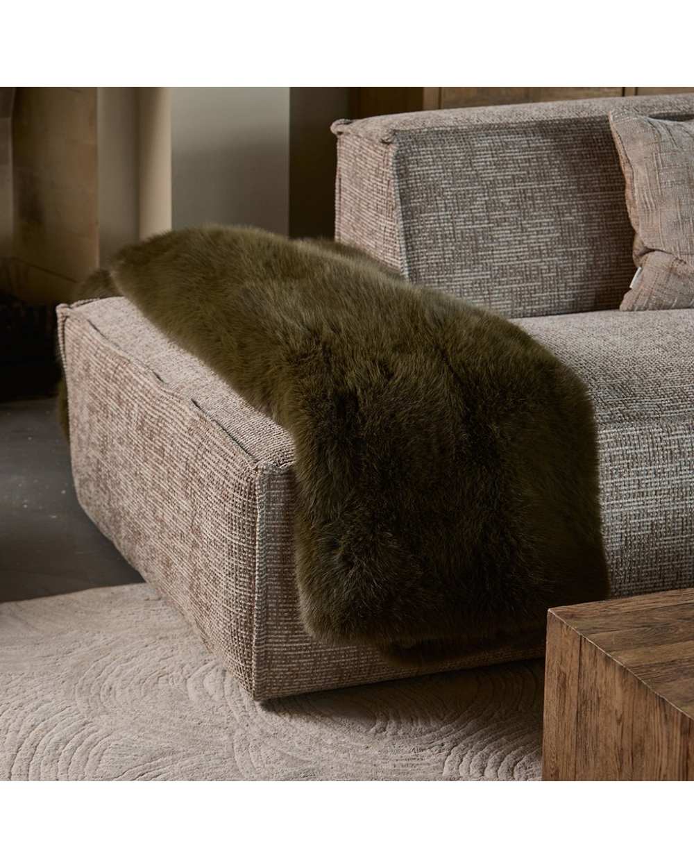 Kunstfelldecke Bromont als elegante Sofadekoration