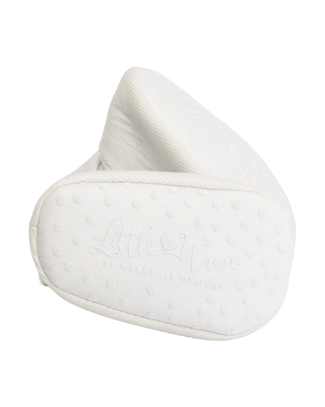 Unterseite der Babyschuhe mit rutschhemmender Struktur und geprägtem „Little Wren by Wrendale Designs“-Schriftzug.