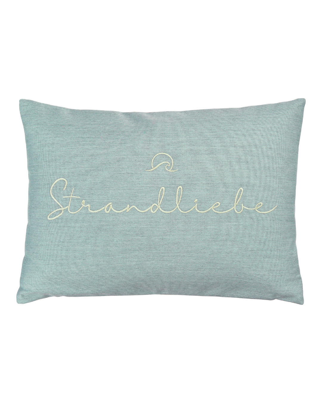 Outdoor-Kissenbezug „Strandliebe“ von Sander mit cremefarbener Handstickerei „Strandliebe“ und kleiner Welle auf mintgrünem Stoff. Der Bezug liegt auf weißem Hintergrund und zeigt das detaillierte Motiv.