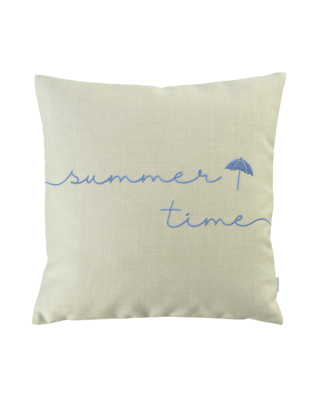 Outdoor-Kissenbezug „Summertime“ von Sander mit blauer Handstickerei „summer time“ und kleinem Schirmchen auf hellem Leinen. Der Bezug liegt auf weißem Hintergrund und zeigt das detaillierte Motiv.