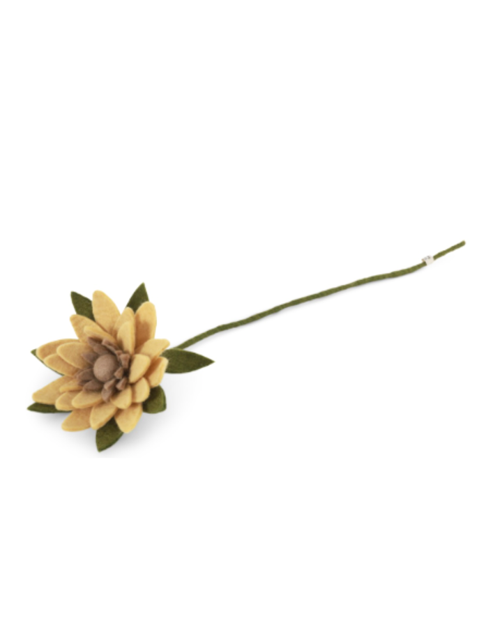 Gelbe handgefilzte Sonnenblume von Gry & Sif mit langem Stiel auf weißem Hintergrund