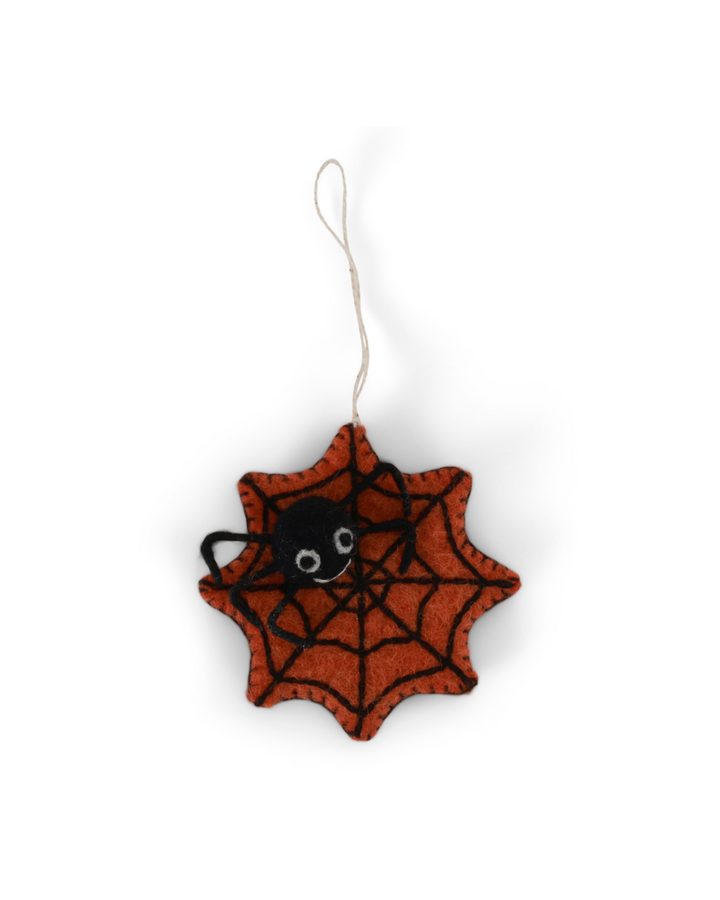 Filzanhänger „Spinne im Netz“ in Orange von Gry & Sif mit schwarzem Netz und fröhlicher Spinne – handgefertigte Herbst- & Halloween-Deko.