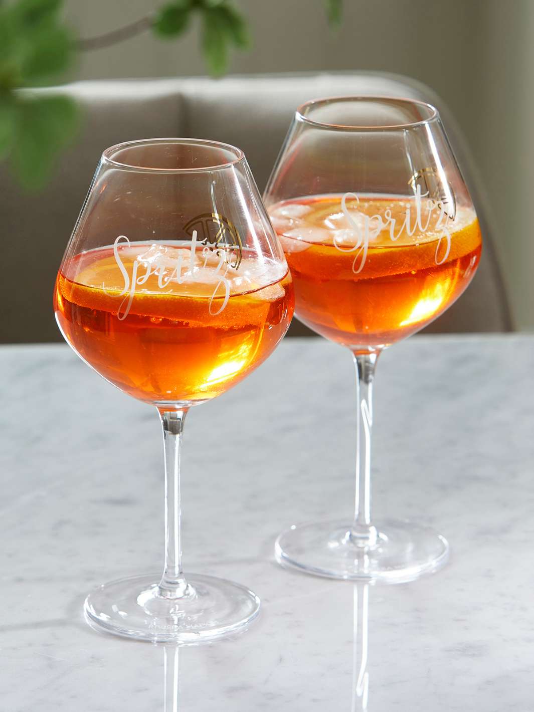 Trinke spritzige Sommergetränke in den passenden Gläsern von Rivièra Maison
