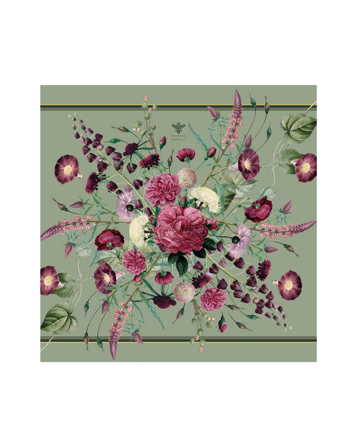 Eine nah aufgelegte, teilweise gefaltete Leinenserviette Blossom Garden von Koustrup & Co. auf weißem Hintergrund. Die Serviette zeigt zarte rosa und grüne Blumenmuster auf naturfarbenem Leinen.