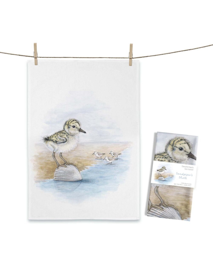 Strandläufer Geschirrtuch Sandpiper’s Shell von Maluu mit Küken auf Muschel am Strand, maritimes Motiv