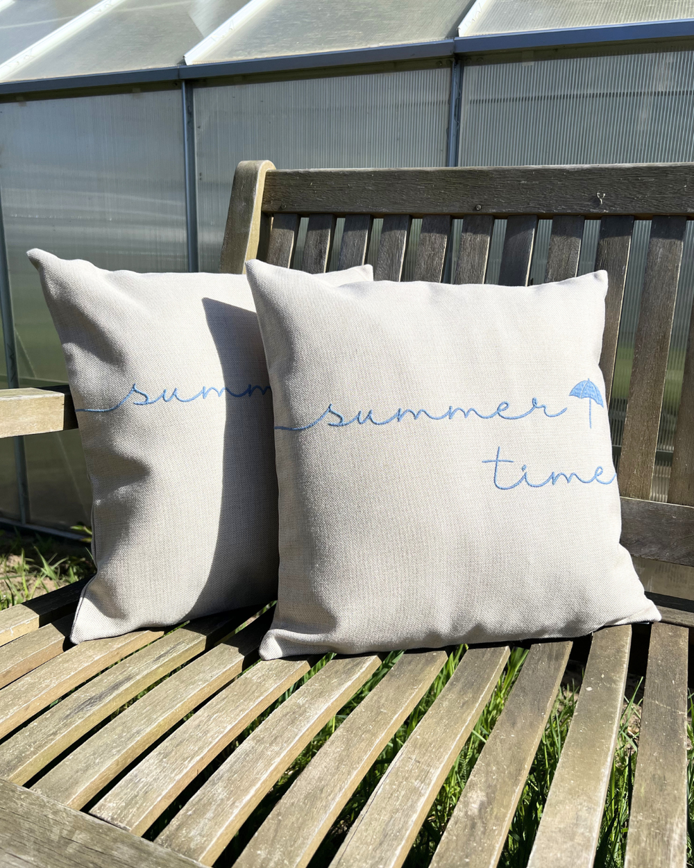 Zwei auf einer Bank dekorierte Summertime Outdoor-Kissen von Sander.