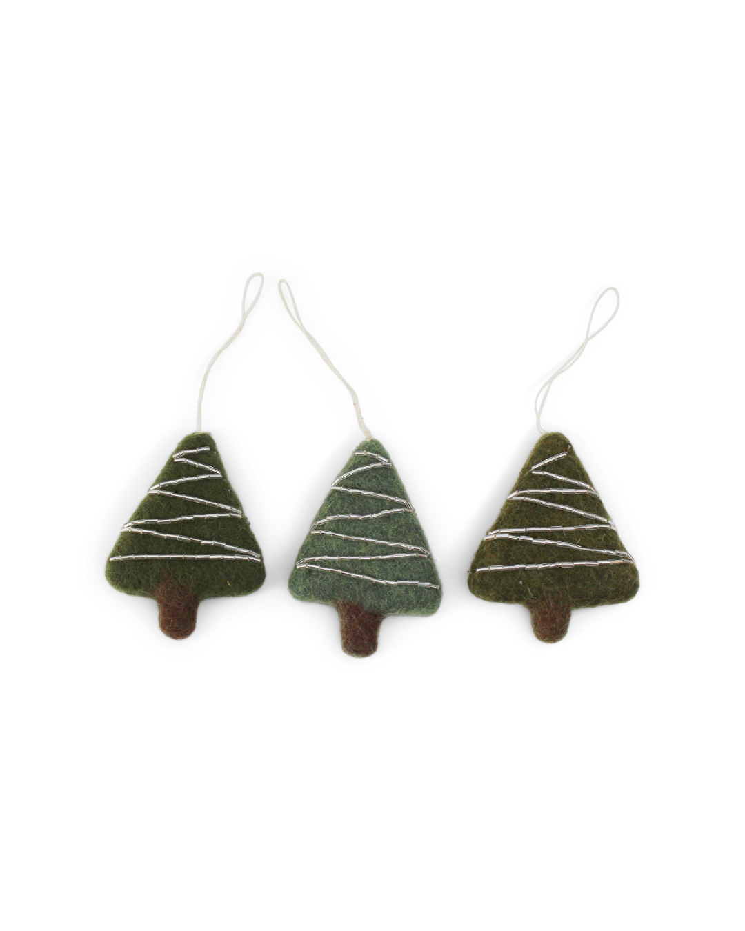 Handgemachte Filztannen von Gry & Sif in drei Grüntönen mit Perlen als Verzierung und Aufhängeschlaufen vor weißem Hintergrund.