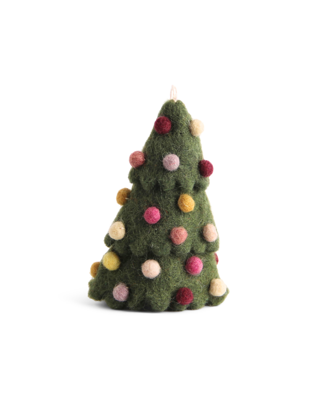 Handgefertigter Tannenbaum Anhänger von Gry & Sif vor weißem Hintergrund. Grüner Weihnachtsbaum aus Filz, dekoriert mit bunten Filzkugeln in Rot, Gelb, Rosa und Naturtönen. Ideal als Christbaumschmuck oder weihnachtliche Dekoration.