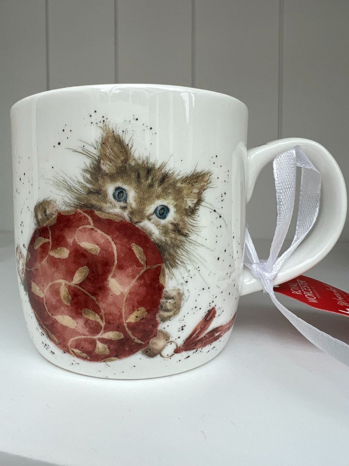 Tasse mit niedlichem Kätzchen und einer Weihnachtskugel von Wrendale Designs