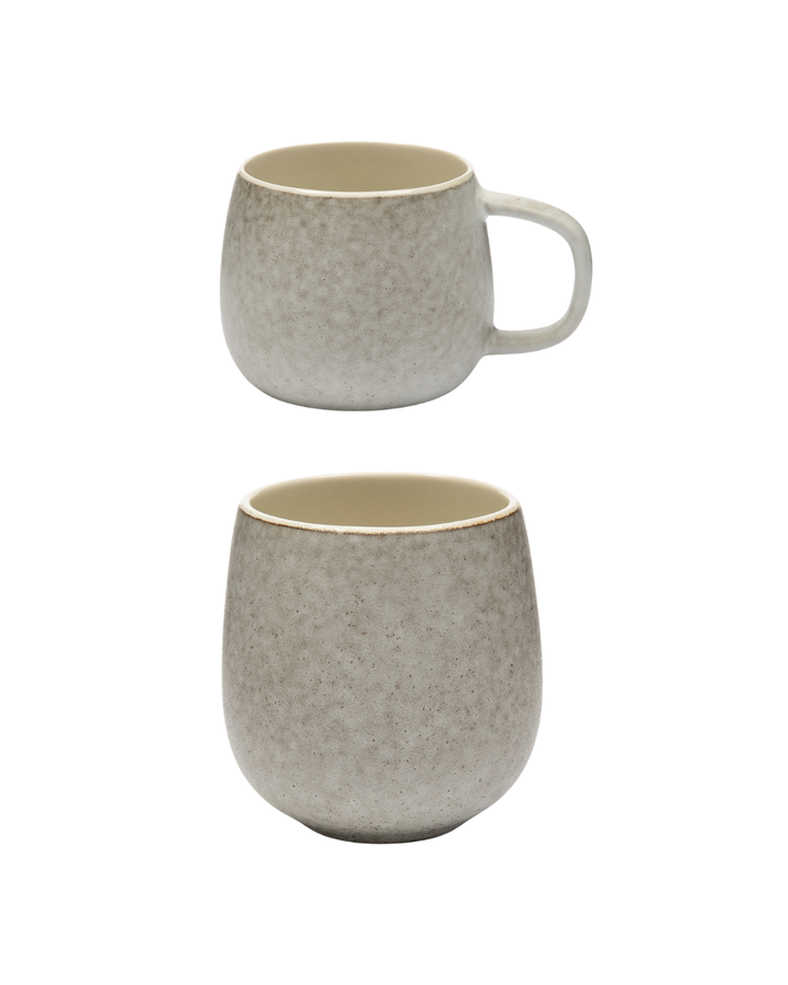 Beide Varianten der Sevran Tassen vor weißem Hintergrund. Oben die Tea Mug mit einem Henkel und unten die Coffee Mug ohne Henkel.