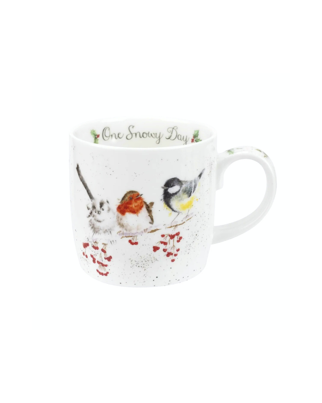 Porzellantasse mit Vogel-Motiv von Wrendale Designs vor weißem Hintergrund. Innen steht „One Snowy Day“ und die Vorderseite zeigt drei Vögel auf einem schneebedeckten Ast.