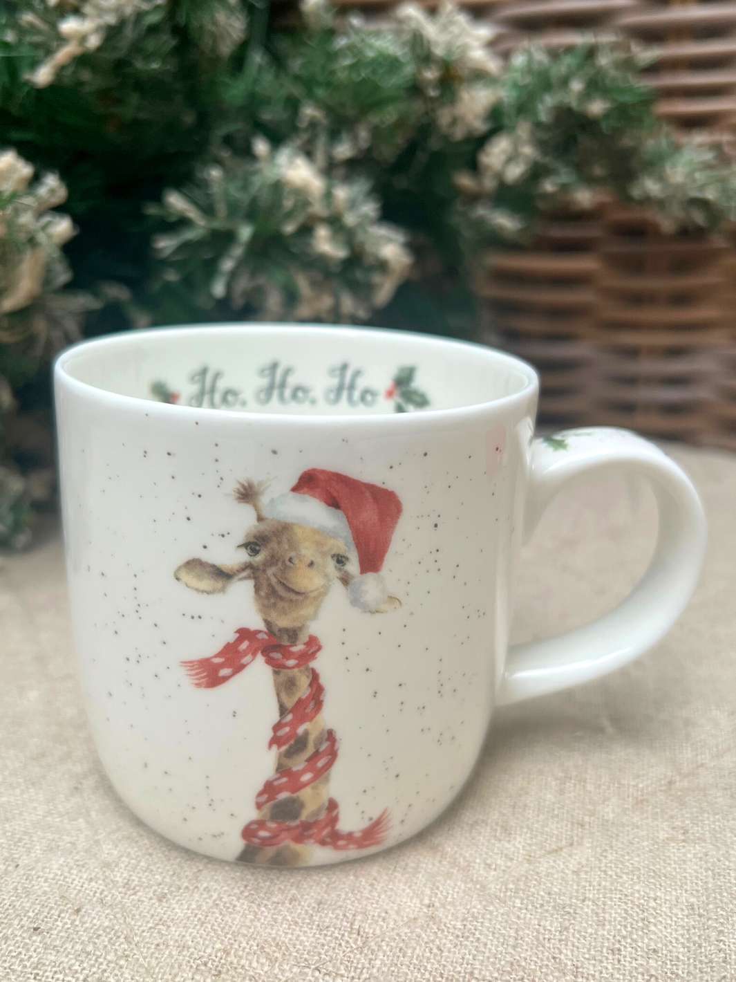 Tasse mit einer weihnachtlichen Giraffe als Motiv von Wrendale Designs