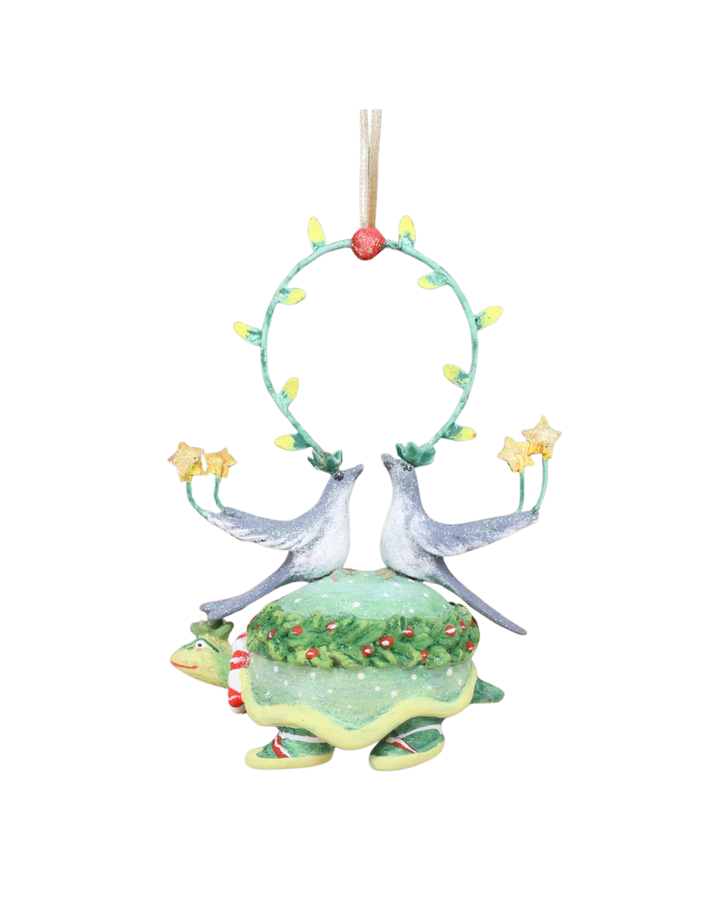 „Krinkle 12 Days Turtle Doves von Patience Brewster, handbemalte Figur mit zwei Turteltauben auf glitzernder Schildkröte und Lichterring.“