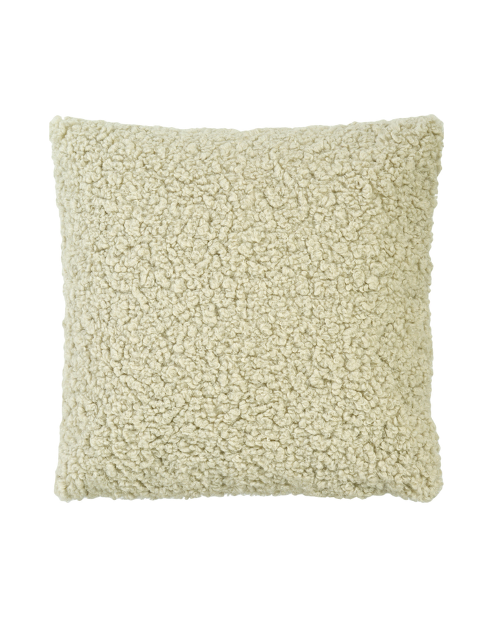 Teddy Kissenbezug "Dubbo" von Sander vor weißen Hintergrund in der Farbe Beige. Die Textur und Farbe des Kissens ähnelt dem Fell eines Schafs. 