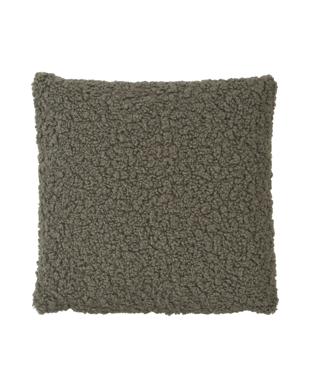 Teddy Kissenbezug "Dubbo" von Sander vor weißen Hintergrund in der Farbe Brown. Die Textur des Kissens ähnelt dem Fell eines Schafs. Die Farbe des Kissens ist ein gräuliches Braun.