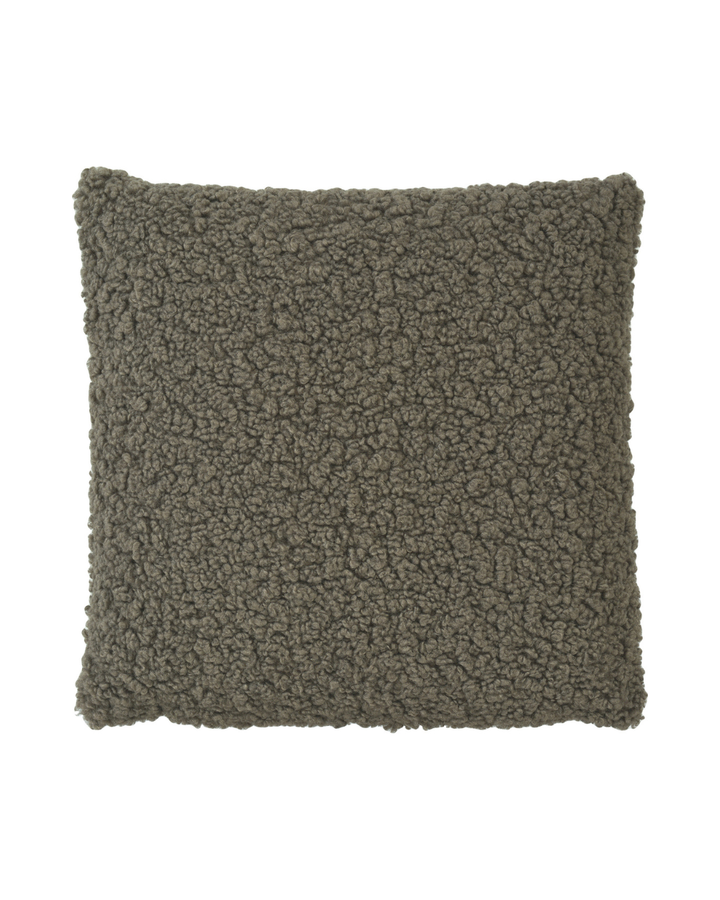 Teddy Kissenbezug "Dubbo" von Sander vor weißen Hintergrund in der Farbe Brown. Die Textur des Kissens ähnelt dem Fell eines Schafs. Die Farbe des Kissens ist ein gräuliches Braun.