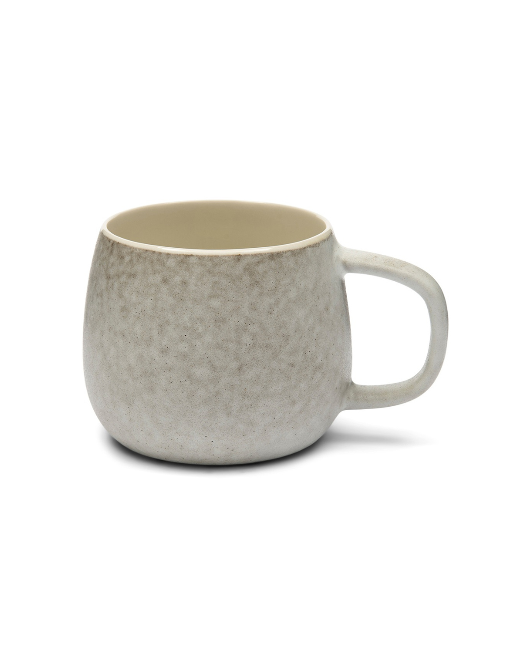 Seitenansicht der Sevran-Tasse "Tea Mug"von Rivièra Maison in sanftem Beige, auf einem weißen Hintergund mit einem Henkel.