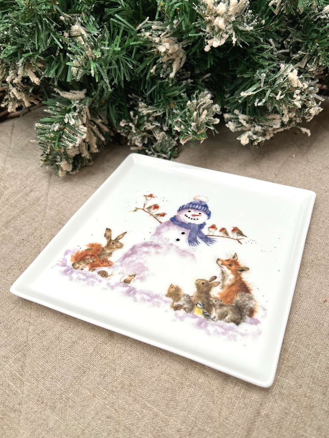 Weihnachtlicher Teller mit Schneemann und Waldtieren von Wrendale Designs