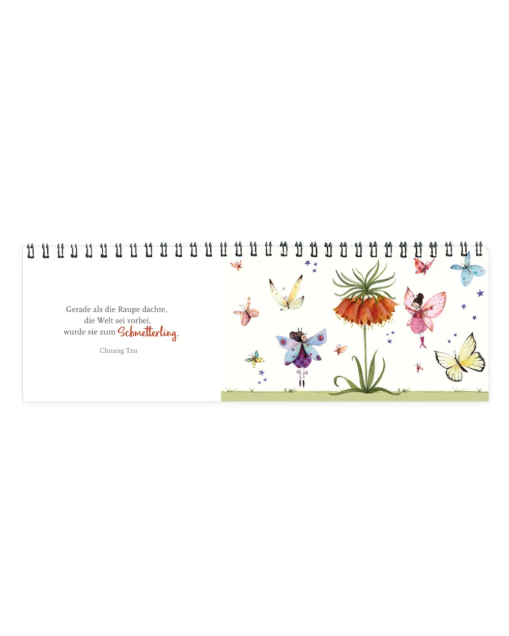 Detailreiche Illustration von Silke Leffler. Dargestellt sind verschiedene bunte Gartenfeen und Schmetterlinge, welche umgeben von funkelnden Sternchen um eine orange Blume schwirren.
Auf der linken Kalenderseite ist ein schöner Spruch von Chuang Tzu abgedruckt.