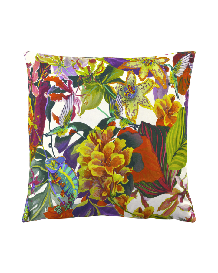 Auf diesem Kissenbezug ist ein detailreiches Muster aus üppigen Palmen, exotischen Blüten, mehreren Kolibris, Orchideen und einem Chamäleon in knalligen Farben wie Pink, Orange und Blau auf cremefarbenem Hintergrund abgebildet. Der Bezug besteht aus Baumwolle und hat die Größe 50x50 cm.