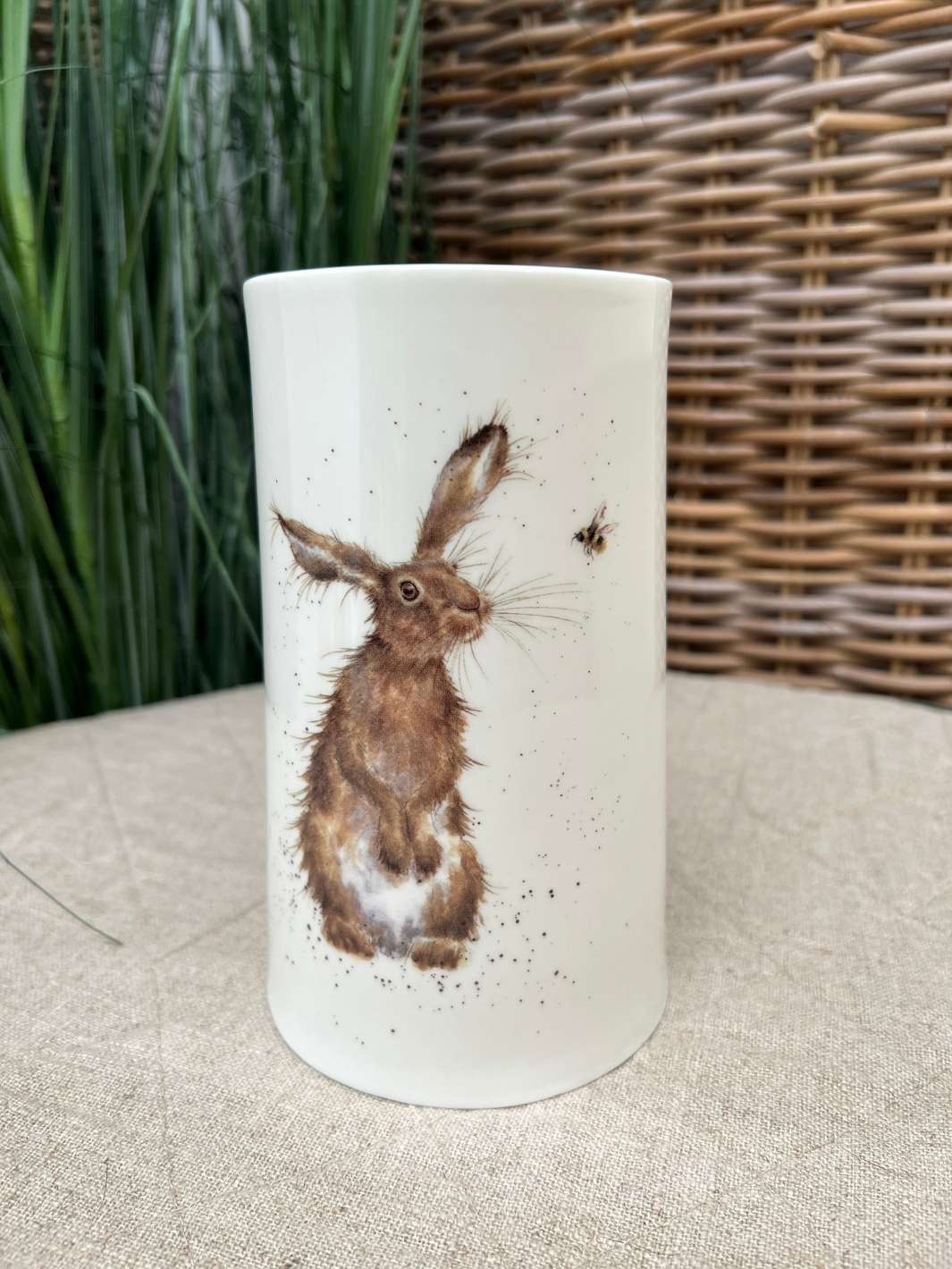 Vase mit Hasen und Bienen Motiv von Wrendale Designs