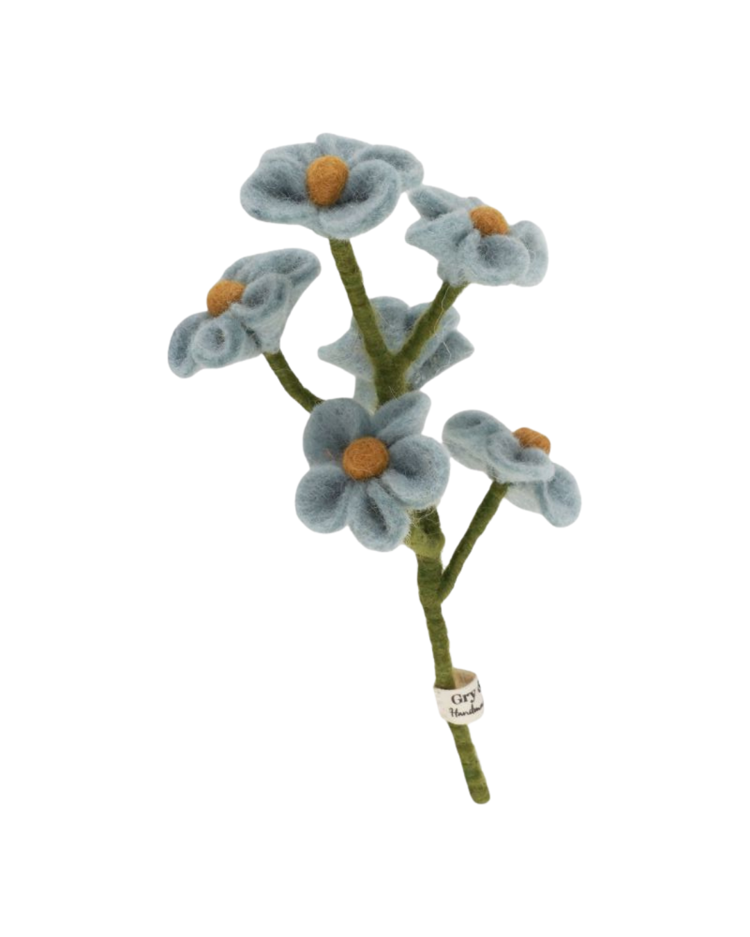 Eine handgefertigte Filzblume Vergissmeinnicht von Gry & Sif mit blauen Blütenblättern und orangefarbenen Blütenmitten. Der grüne Stiel trägt ein Markenetikett.