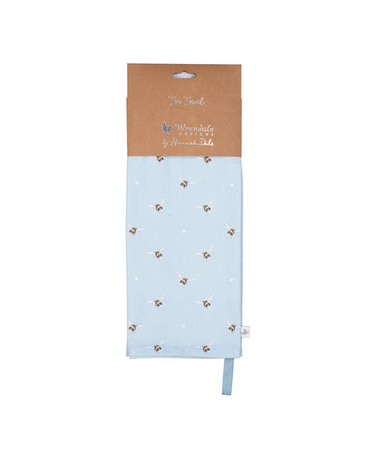 Verpacktes Geschirrtuch „Hummel“ von Wrendale Designs mit Hummel-Muster auf Hellblau vor weißem Hintergrund.