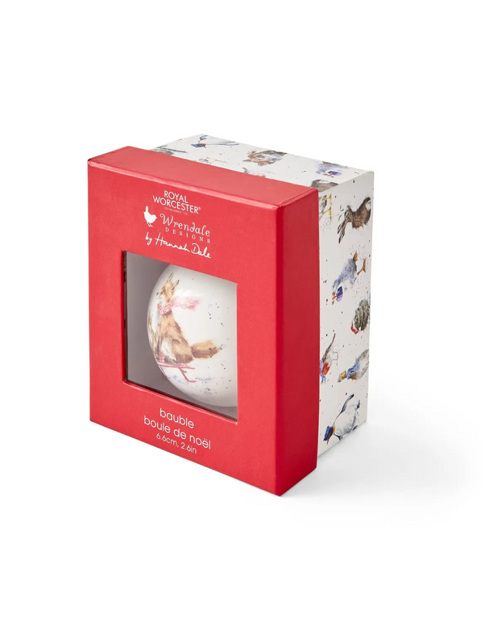 Verpackte „Schlittenfahrt der Füchse“ Porzellankugel von Wrendale Designs in Geschenkbox vor weißem Hintergrund.