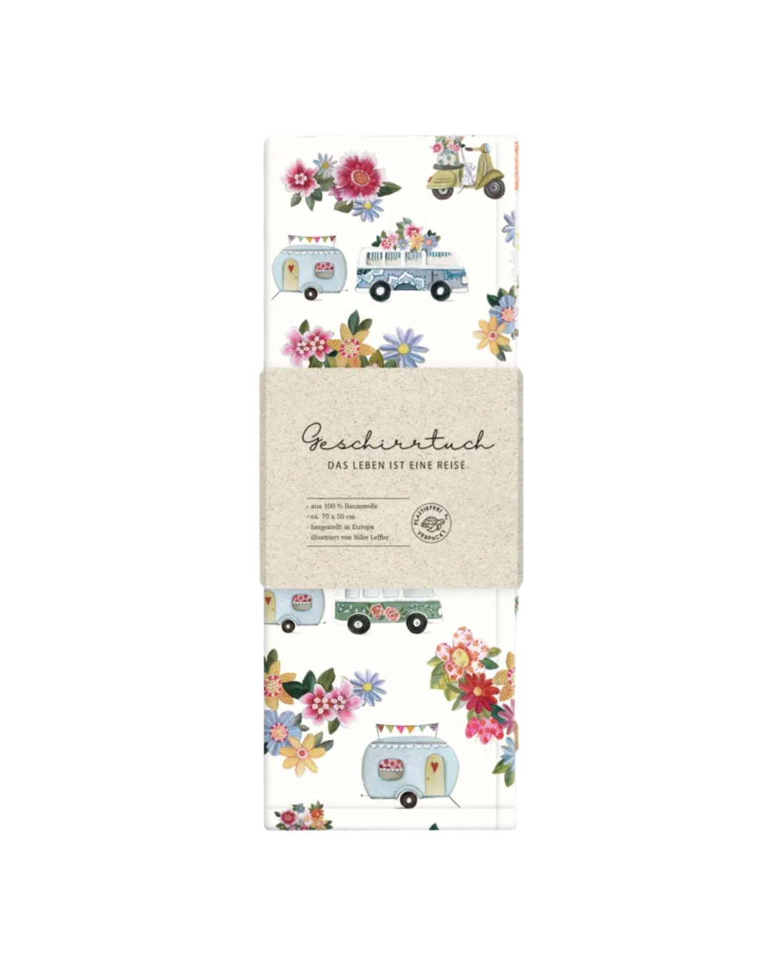 Ein weißes Baumwoll-Geschirrtuch mit Reise-Motiv: Oldtimer, Blumen und eine Landschaft, noch verpackt auf hellem Hintergrund.