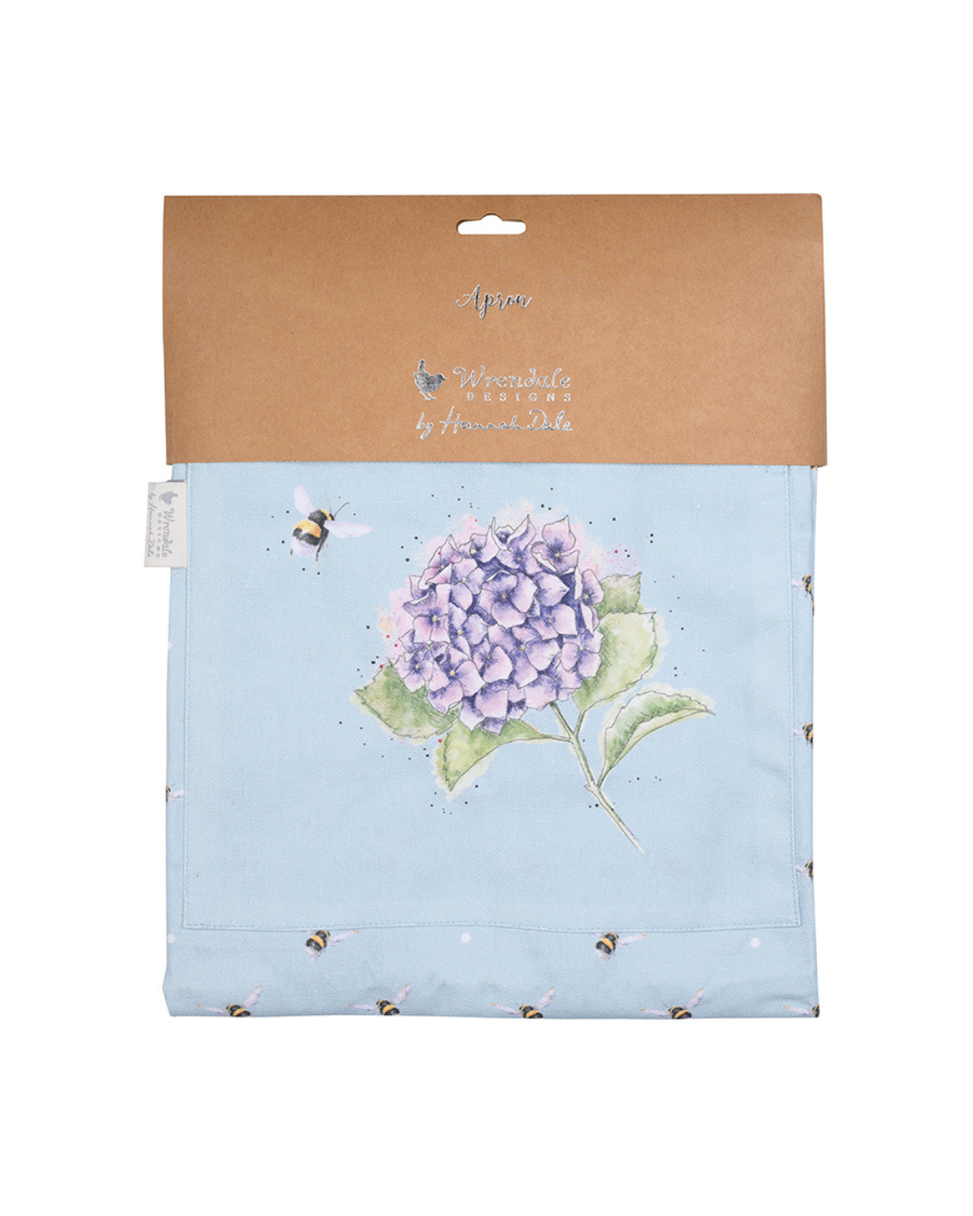 Hummel Kochschürze von Wrendale Designs noch verpackt. Zu sehen ist die hellblaue Kochschürze mit einer lilanen Hortensie in der Mitte und Bienen.