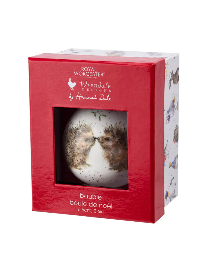 Geschenkbox mit Igel Porzellankugel von Wrendale Designs, verpackt in roter Box mit Sichtfenster vor weißem Hintergrund.