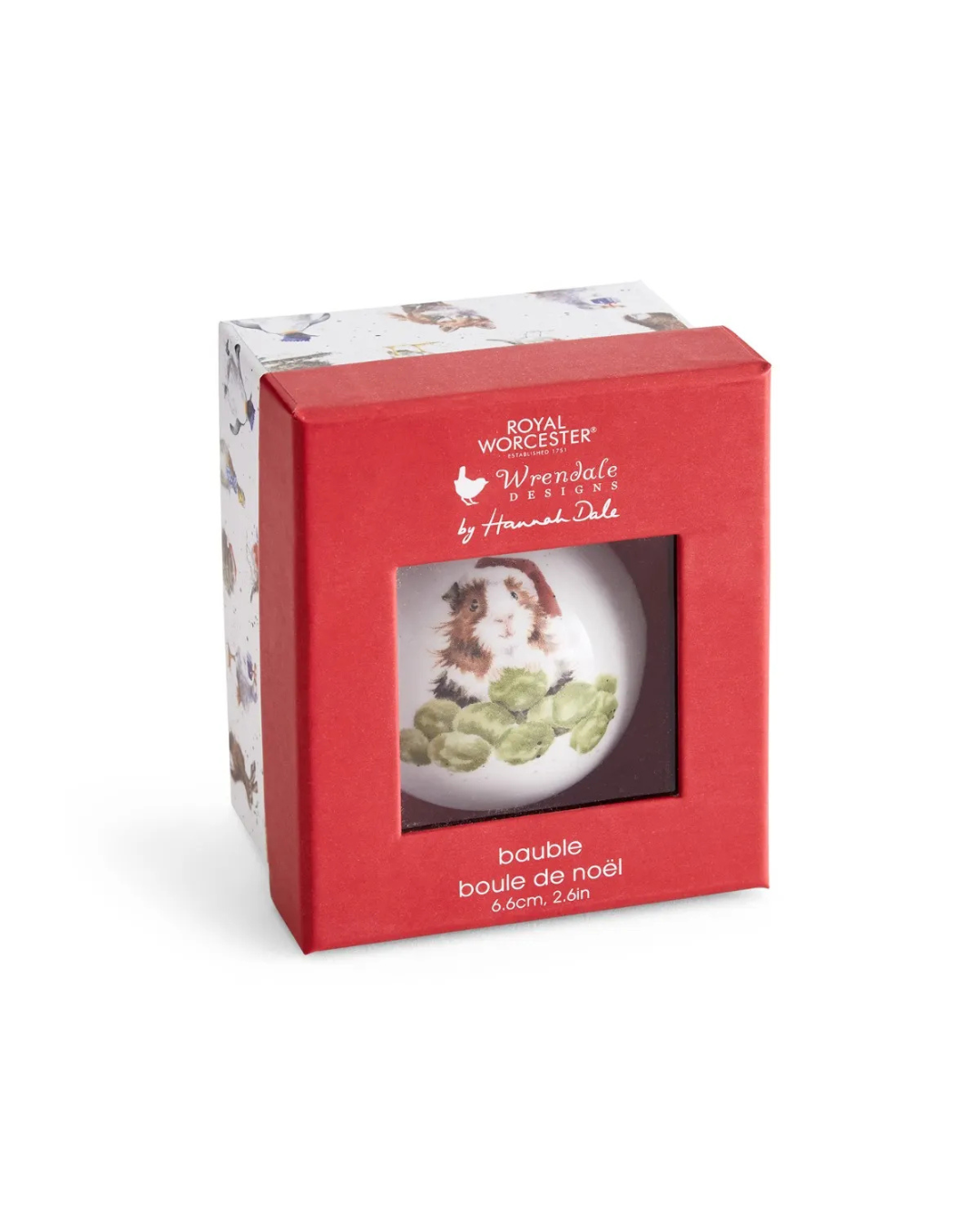 Verpackte Meerschweinchen Porzellankugel von Wrendale Designs in roter Geschenkbox vor weißem Hintergrund.