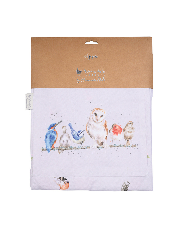 Hell lila Kochschürze von Wrendale Designs vor weißen Hintergrund noch verpackt. Das Motiv beinhaltet viele verschiedene Vögel darunter eine Eule, ein Rotkehlchen, ein Spatz und mehr.