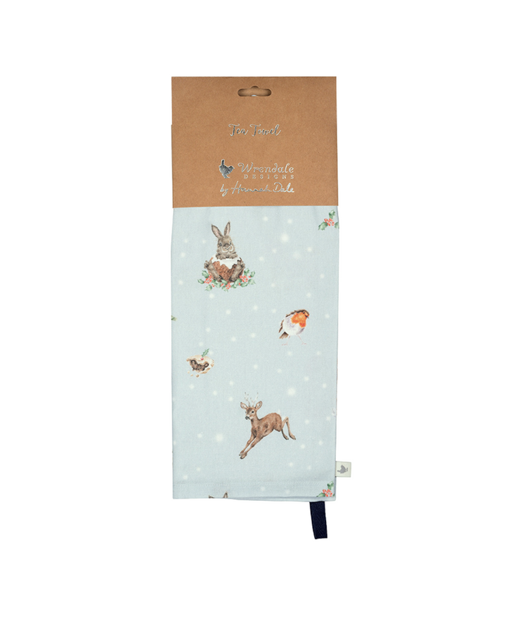 Das weihnachtliche Geschirrtuch mit Waldtiermotiven ist sauber gefaltet und in einer braunen Papierbanderole verpackt. Der Hintergrund ist weiß.
