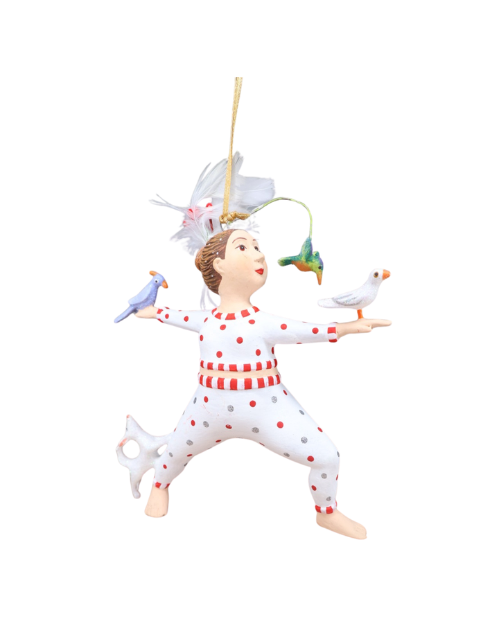 „Vogelfrau Hannah mit Kolibri – Frontansicht Patience Brewster“