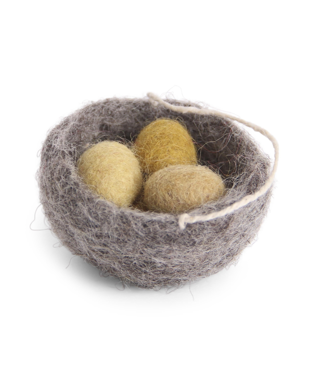 Graues Filz-Vogelnest mit drei gelben Filzeiern als Osteranhänger, freigestellt vor weißem Hintergrund.