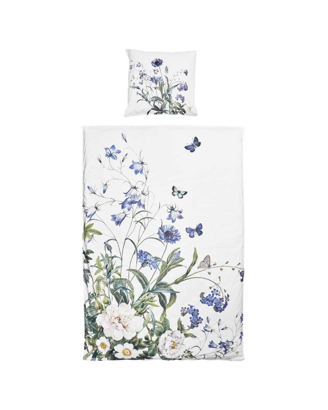 Bettwäsche „Blue Flower Garden“ von Koustrup & Co. mit handgezeichneten Blumenmotiven in Blau und Weiß, Kissen und Bettdecke auf weißem Hintergrund.
