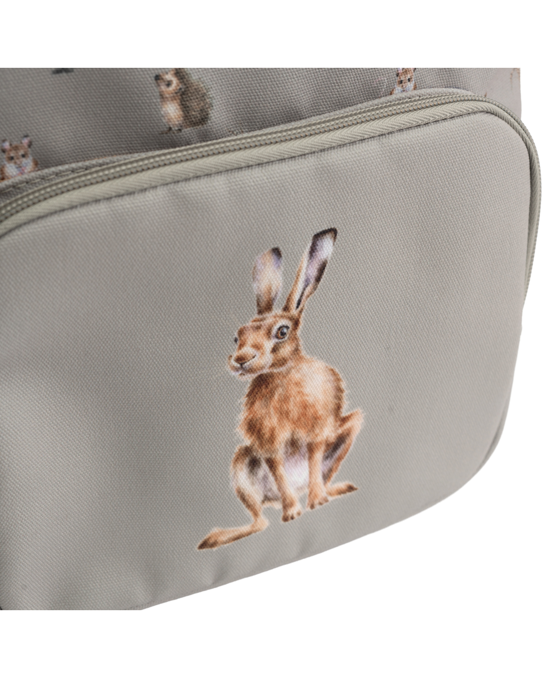 Detailansicht der Fronttasche des Rucksacks „Woodlanders“ von Wrendale Designs mit sitzendem Hasenmotiv.