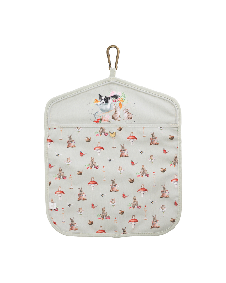Wäscheklammer-Beutel „Garden Friends“ von Wrendale Designs mit feinem Allover-Muster aus Hasen, Vögeln und Gartenmotiven vor hellem Hintergrund.