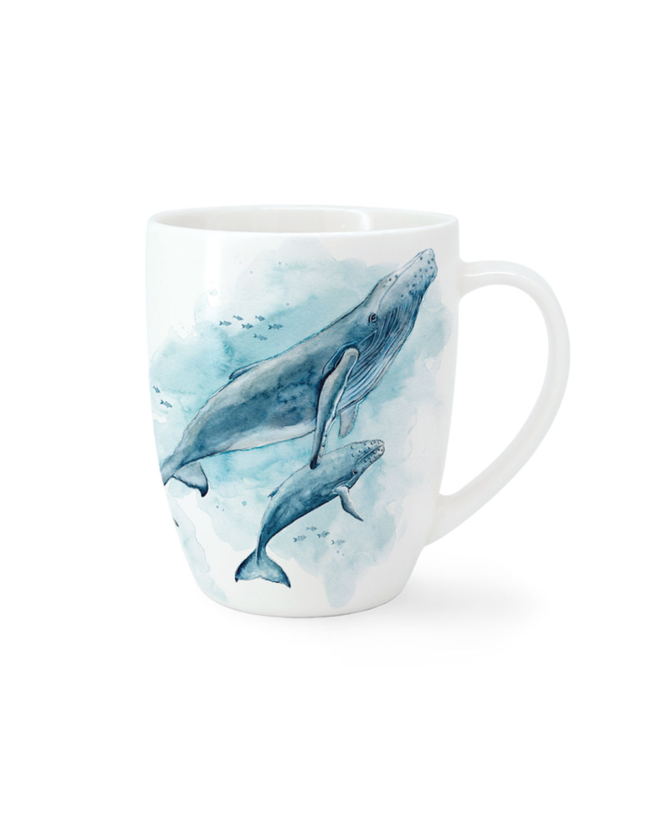 Porzellantasse „Whale Wonders“ von Maluu mit zwei Walen im Aquarellstil
