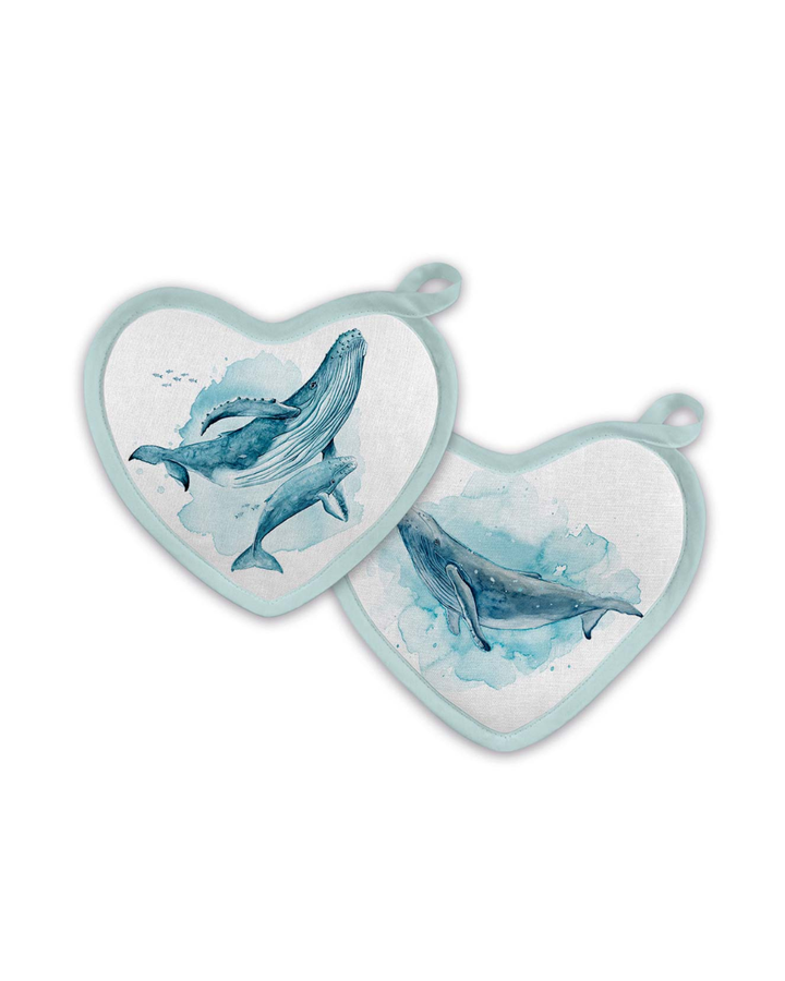 Vorderseiten der Topflappen „Whale Wonders“ von Maluu mit Aquarellillustrationen von Walen