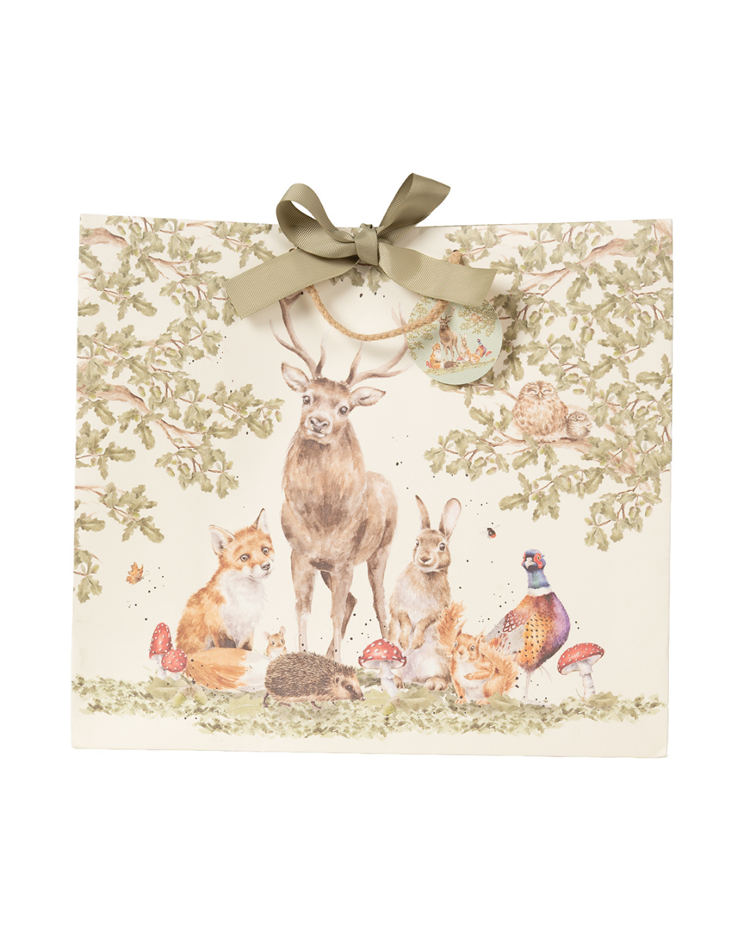 Die Geschenktasche zeigt die Bewohner des Waldes im typisch-natürlichen Stil von Hannah Dale. Hirsch, Fuchs, Hase, Igel, Eichhörnchen, Maus und Fasan stehen unter Eichenbäumen und Zweigen. In der Eiche selbst sitzt ein niedlicher Kauz mit noch süßerem Nachwuchs. Das detailreiche Motiv wird durch Insekten, wie Hummel und Schmetterling, sowie Eicheln und Fliegenpilze vervollständigt.