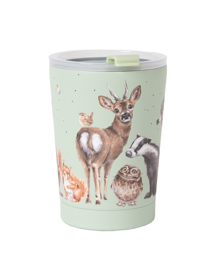 Der Waldtiere Thermobecher To Go "Woodland" ist in hellem grün gestaltet. Detailreiche Waldtiere wie Dachs, Eule, Reh, Eichhörnchen und Zaunkönig illustriert von Hannah Dale zieren den praktischen To Go Becher.