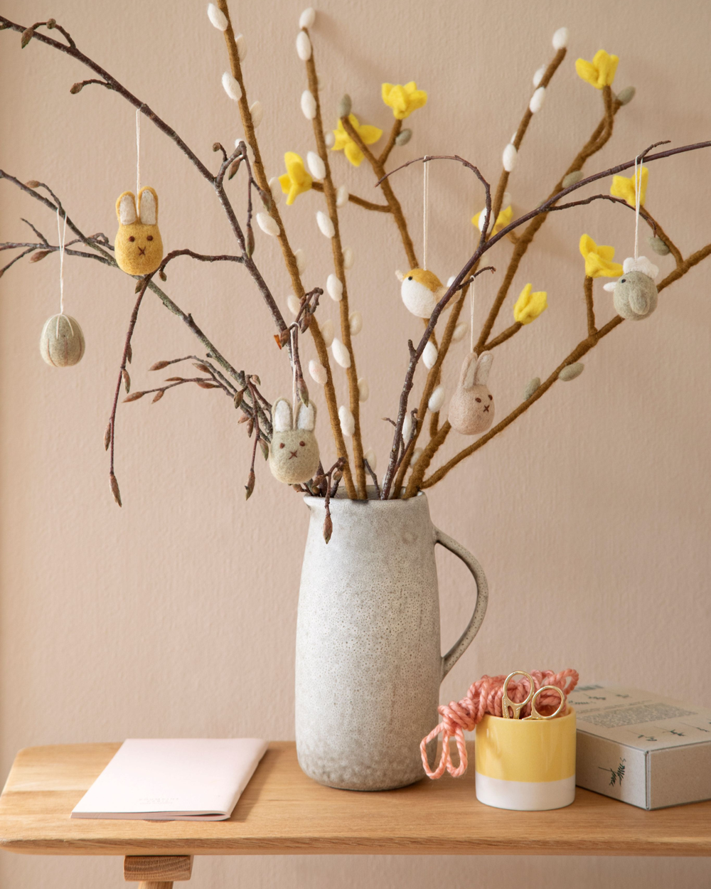 Dekorierter Strauß aus Filzweidenzweigen in Vase von Gry & Sif