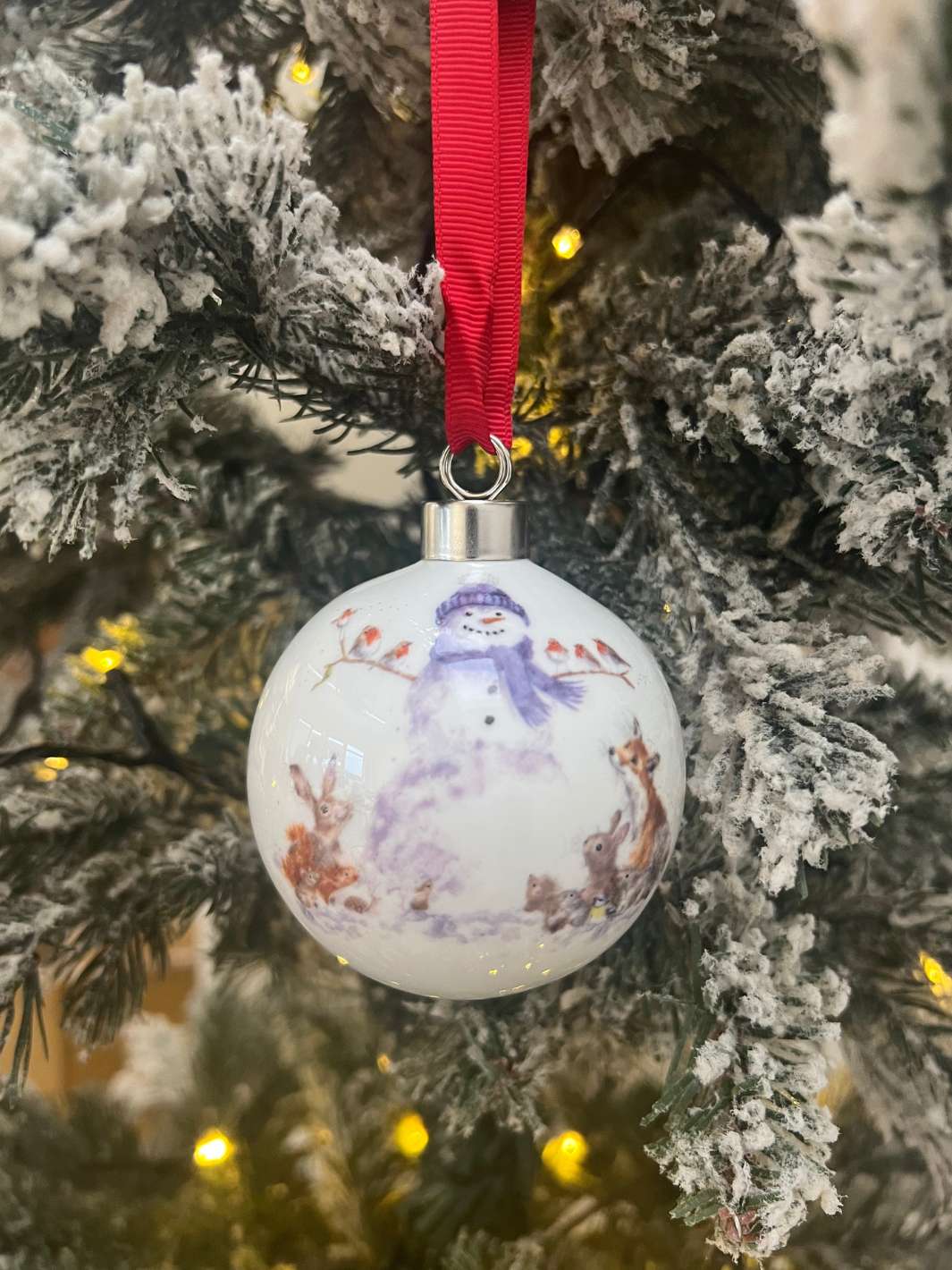 Weihnachtsbaumkugel aus Porzellan mit Schneemann und Waldtiere Motiv von Wrendale Designs